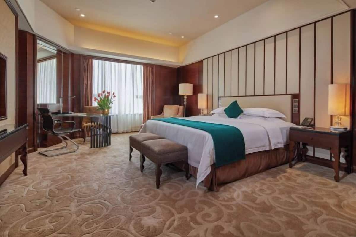 Premium bedding, minibar, in-room safe, desk