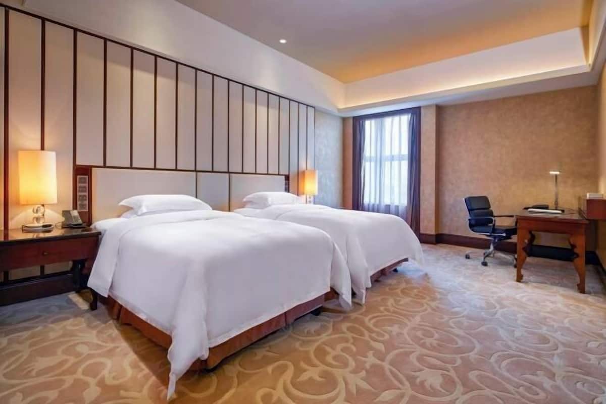 Hochwertige Bettwaren, Minibar, Zimmersafe, Schreibtisch