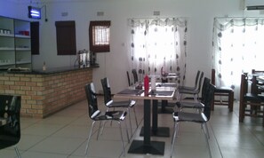 Se sirven desayunos, almuerzos, cenas y cocina local e internacional 