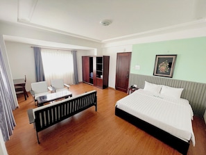 Quarto casal superior | Frigobar, escrivaninha, cortinas blackout, quartos à prova de som