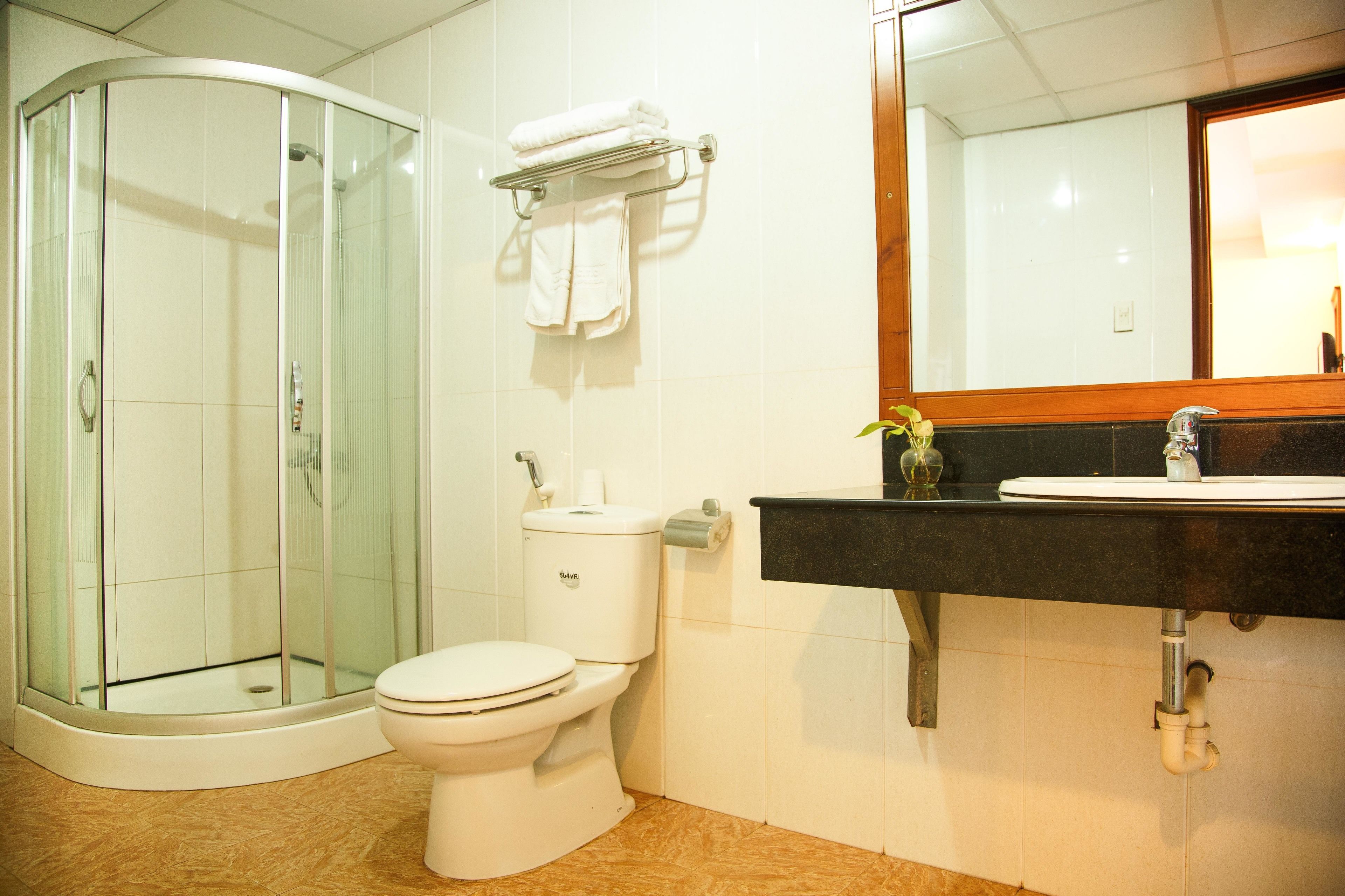 Regadera, amenidades de baño gratuitas, secadora de cabello, batas 