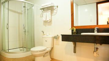 Regadera, amenidades de baño gratuitas, secadora de cabello, batas