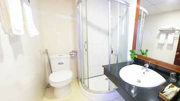 Chambre Double Deluxe | Salle de bain | Douche, articles de toilette gratuits, sĂšche-cheveux, peignoirs