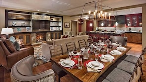 Condo, Plusieurs lits, vue sur la montagne (Farwell Mountain (#607) (Condo)) | Repas dans la chambre