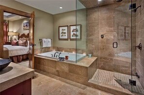 Condo, varias camas, vista a la montaña (Elk Mountain (#610) (Condo)) | Baño | Tina con regadera y toallas
