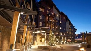 A multi-story hotel with a ski lift visible in the background. - Mount Yale 611 4 BedroomCondo By Moving Mountains (Steamboat Springs)