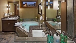 Condo, Multiple Beds, Mountain View (Guadalupe Mountain (#613) (Condo)) | Bathroom | Combined shower/tub, hair dryer, towels