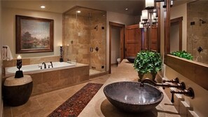 Condo, varias camas, vista a la montaña (Diamond Peak Penthouse (#616) (Condo)) | Baño | Tina con regadera, secadora de cabello, toallas 