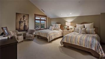 4 bedrooms, in-room safe, iron/ironing board, free WiFi