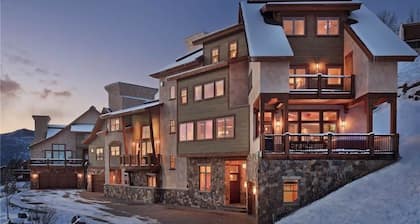 Peaks Grande Chalet 8 BedroomHoliday home By Moving Mountains