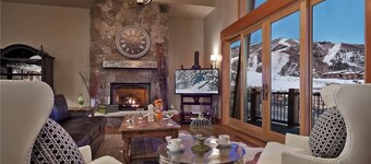 Peaks Grande Chalet 8 BedroomHoliday home By Moving Mountains