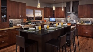 Casa, varias camas, vista a la montaña (Sunshine Peak Chalet (Townhouse)) | Cocina privada | Refrigerador, microondas, horno y parrilla de estufa