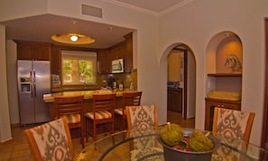 Design Condo, 3 Bedrooms, Ocean View, Sea Facing | In-room dining