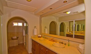 Condo de diseñador, 3 habitaciones, vista al océano, frente al mar | Baño | Toallas 