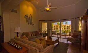 Condo de diseñador, 3 habitaciones, vista al océano, frente al mar | Área de sala de estar