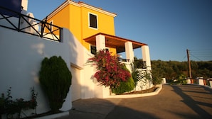 A two-story building with a yellow facade and white walls. - Ilis Villas (Andravida-Kyllini)