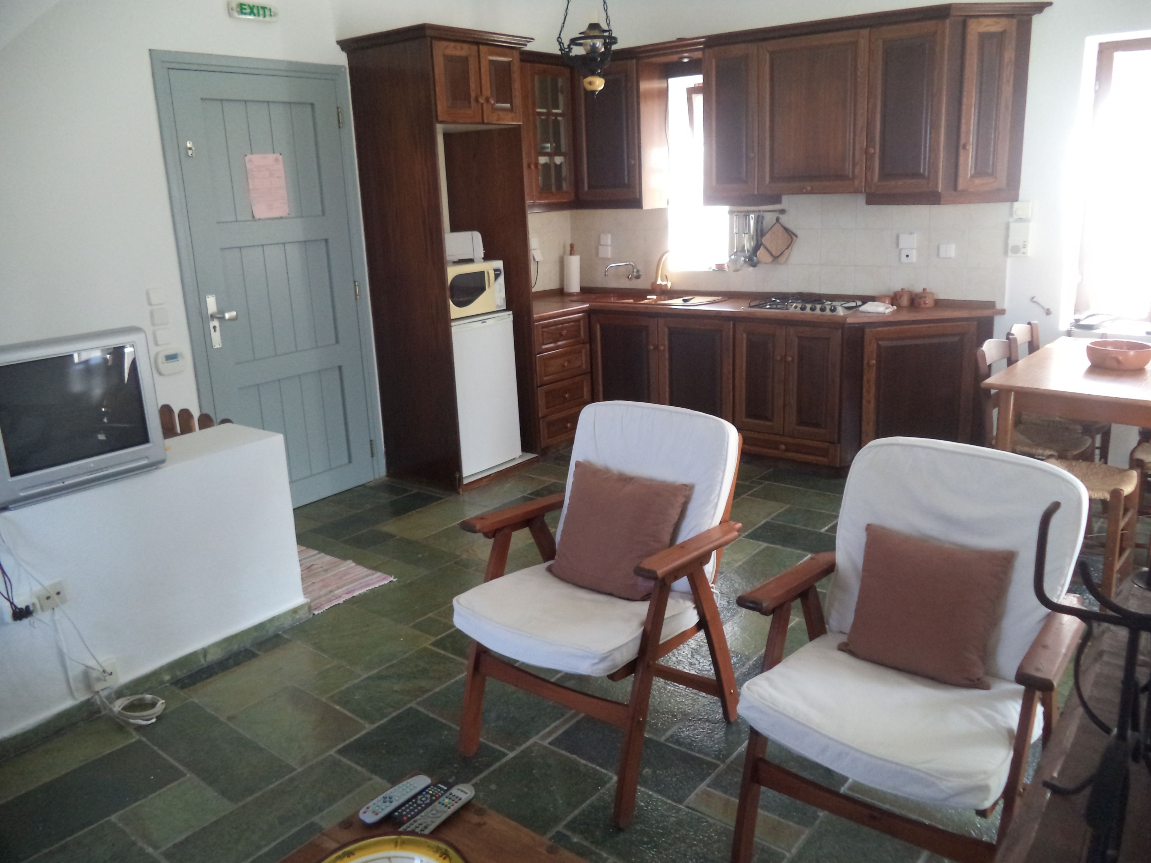 패밀리 빌라 (Olenos) | 거실 공간 | 위성 채널 시청이 가능한 32인치 TV, 벽난로