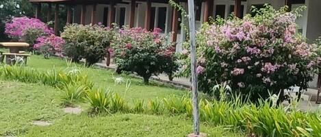 Un edificio con un porche cubierto y un farol en la calle.