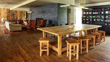 Breakfast, lunch, dinner served; local and international cuisine