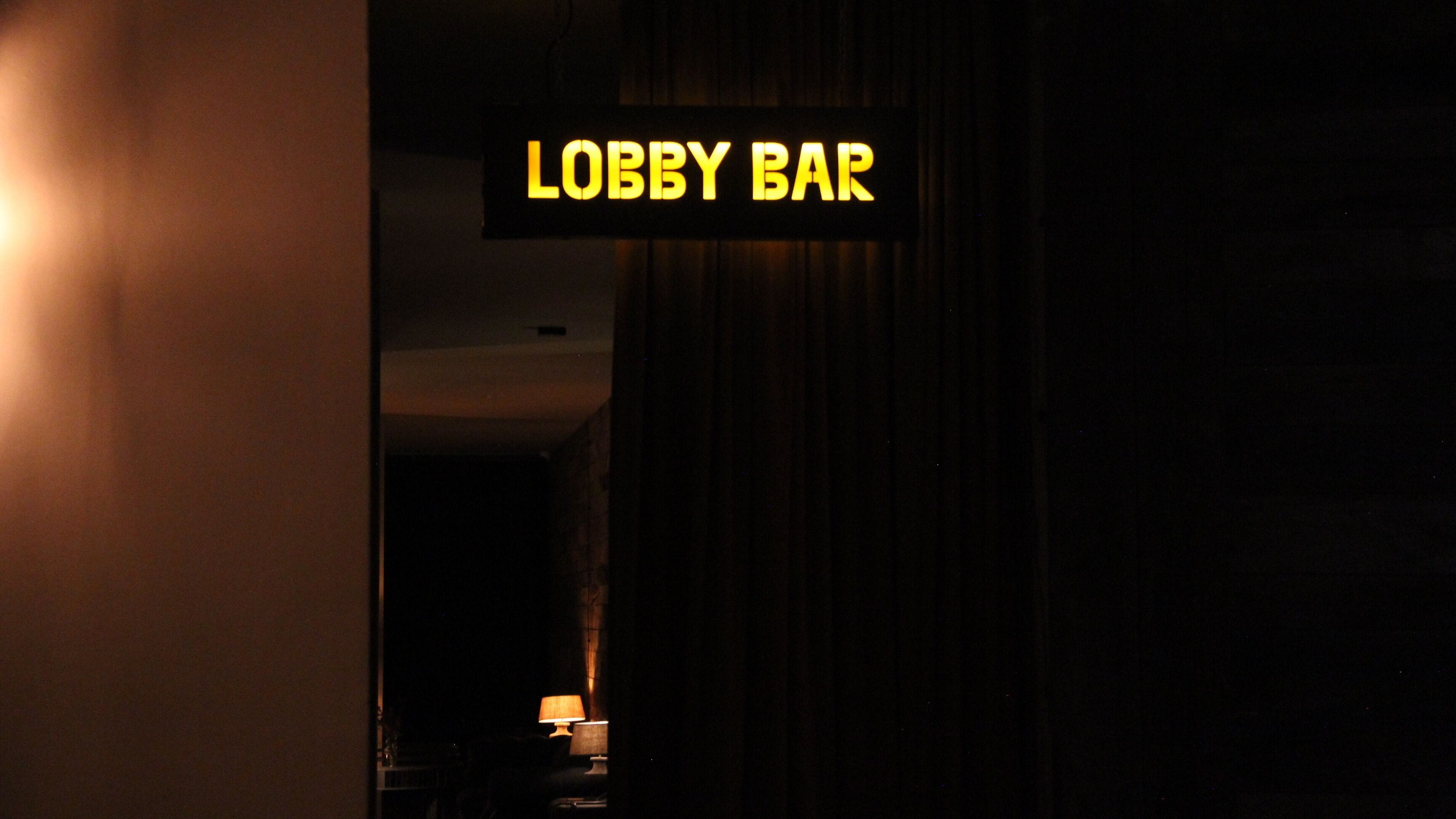2 bars/lounges