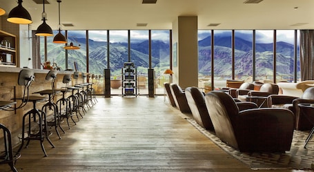 2 bars/lounges