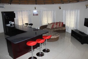 Family House, 3 Bedrooms, Kitchen, Pool View | In-room dining - Kessas Holiday Home (Maun)