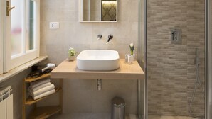Triple Room | Bathroom | Shower, free toiletries, hair dryer, towels - Vatican Space Rooms in Rome (Rome)