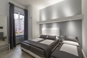 Triple Room | Desk, soundproofing, cots/infant beds, free WiFi - Vatican Space Rooms in Rome (Rome)
