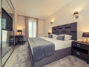 高级房, 城市景观 | 高档床上用品、迷你吧、客房内保险箱、办公桌