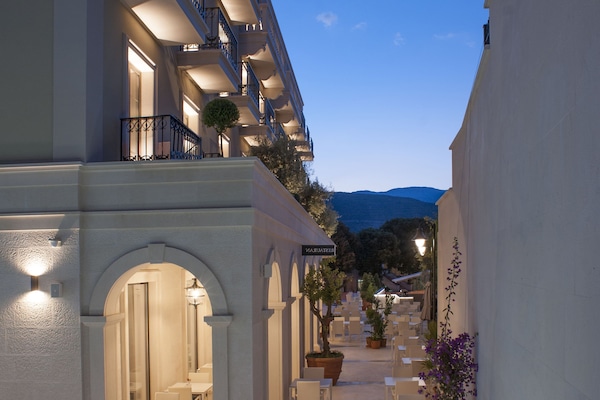 Alberca al aire libre y camastros