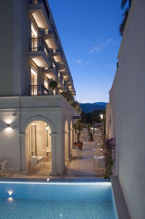 Outdoor pool, sun loungers - Hotel Moskva (Budva)