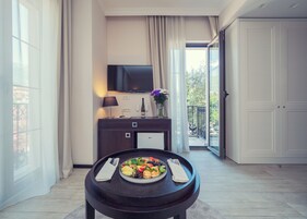 高級寝具、ミニバー、セーフティボックス (室内)、デスク