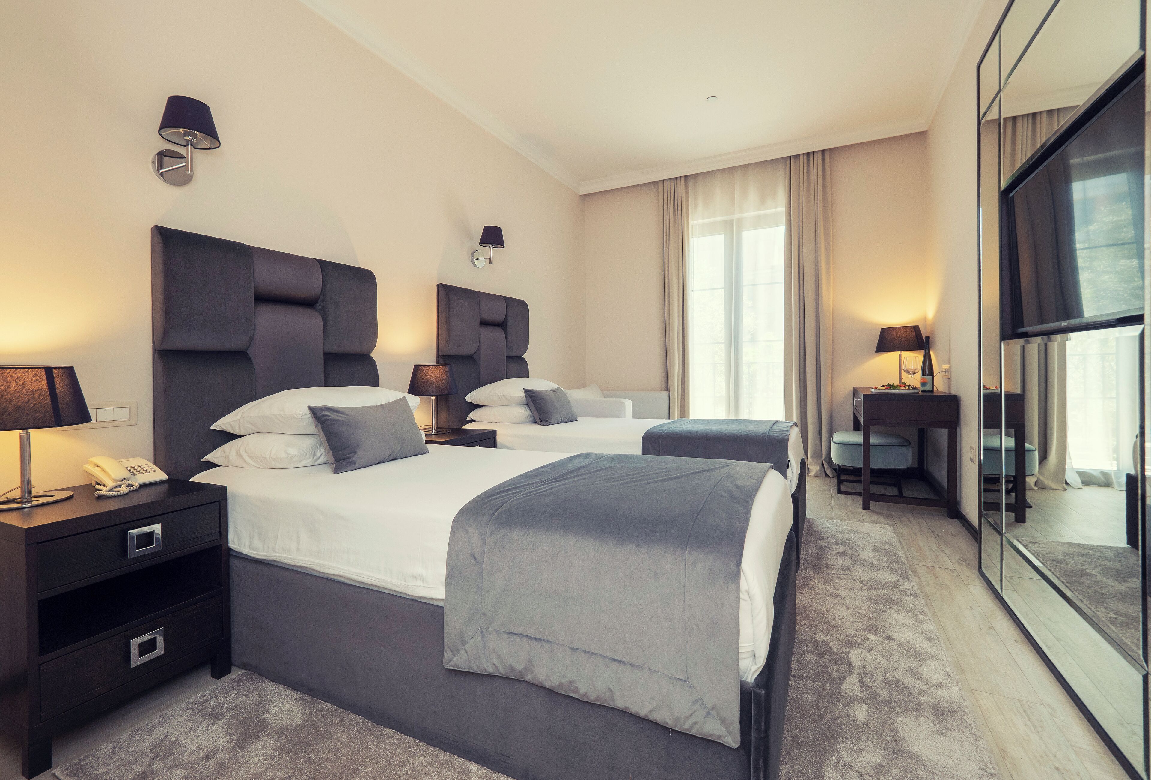 Standard-Zweibettzimmer, Stadtblick | Hochwertige Bettwaren, Minibar, Zimmersafe, Schreibtisch