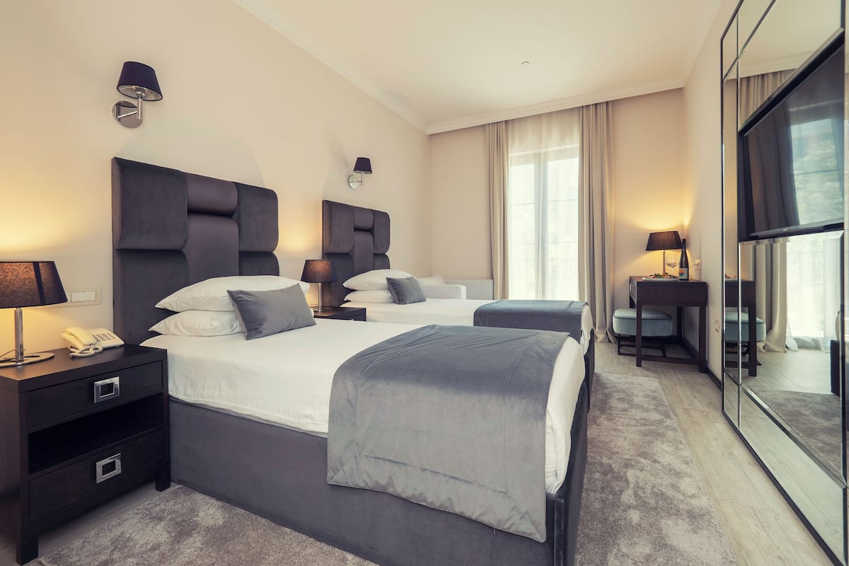 Standard-Zweibettzimmer, Stadtblick | Hochwertige Bettwaren, Minibar, Zimmersafe, Schreibtisch