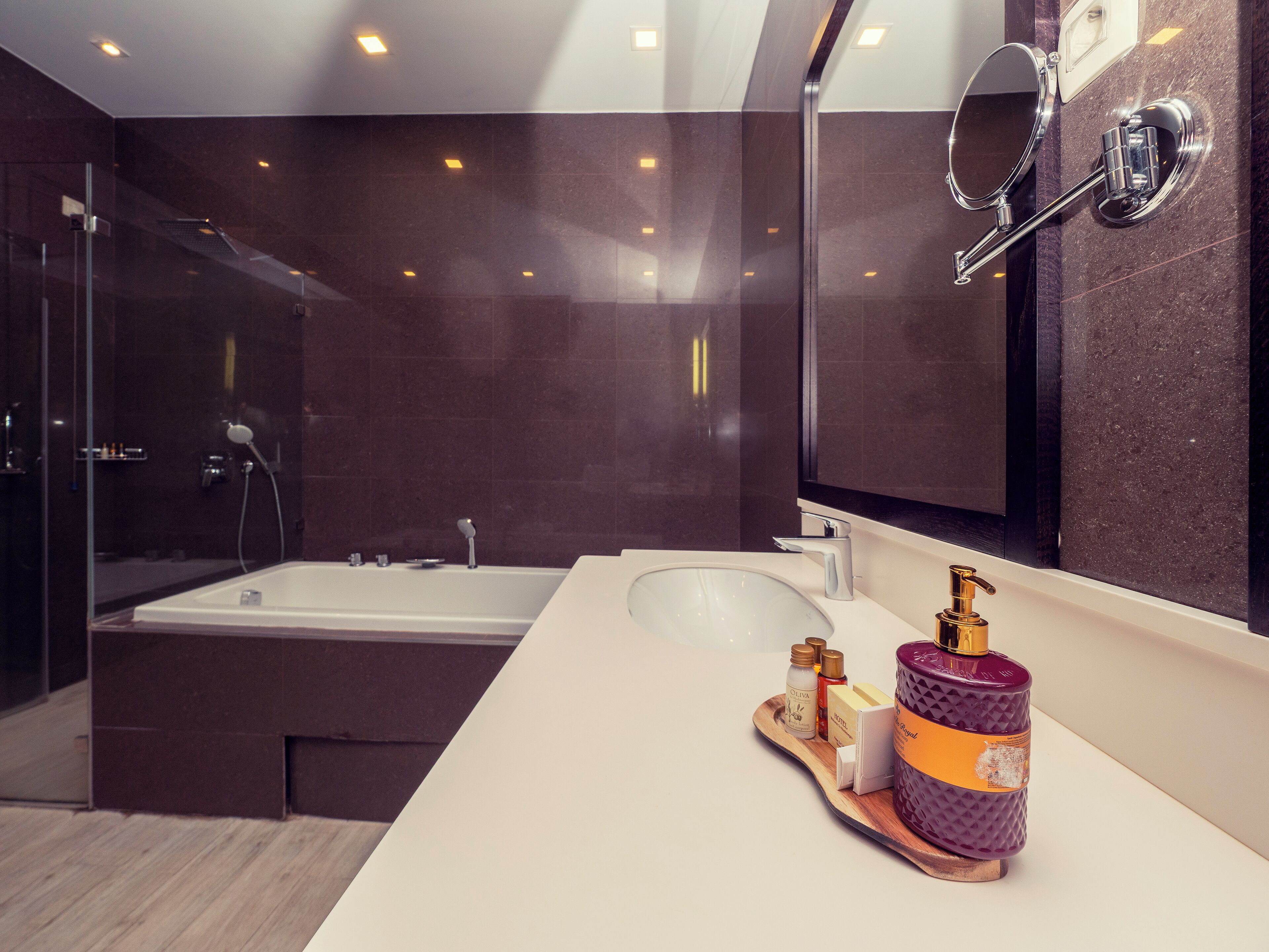 junior suite, balcony, city view | bathroom | free toiletries, hair dryer, bathrobes, slippers
