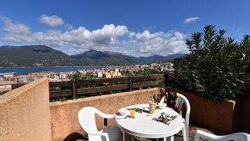 Monolocale, bagno in camera | Vista balcone