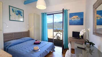 Studio, en-suite badkamer | 1 slaapkamer, een bureau