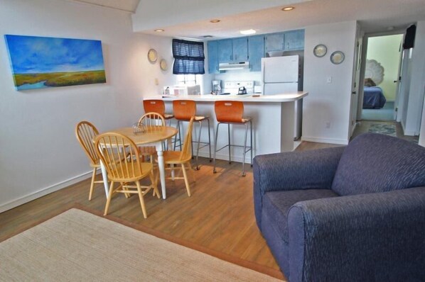 Condo, 2 Bedrooms | Living area