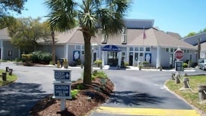 A building with a sign that reads "Keep Right" and another that says "Caution Speed Bump Ahead". - Lake Arrowhead Pad (Myrtle Beach)