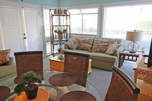 Condo, 2 habitaciones | Área de sala de estar