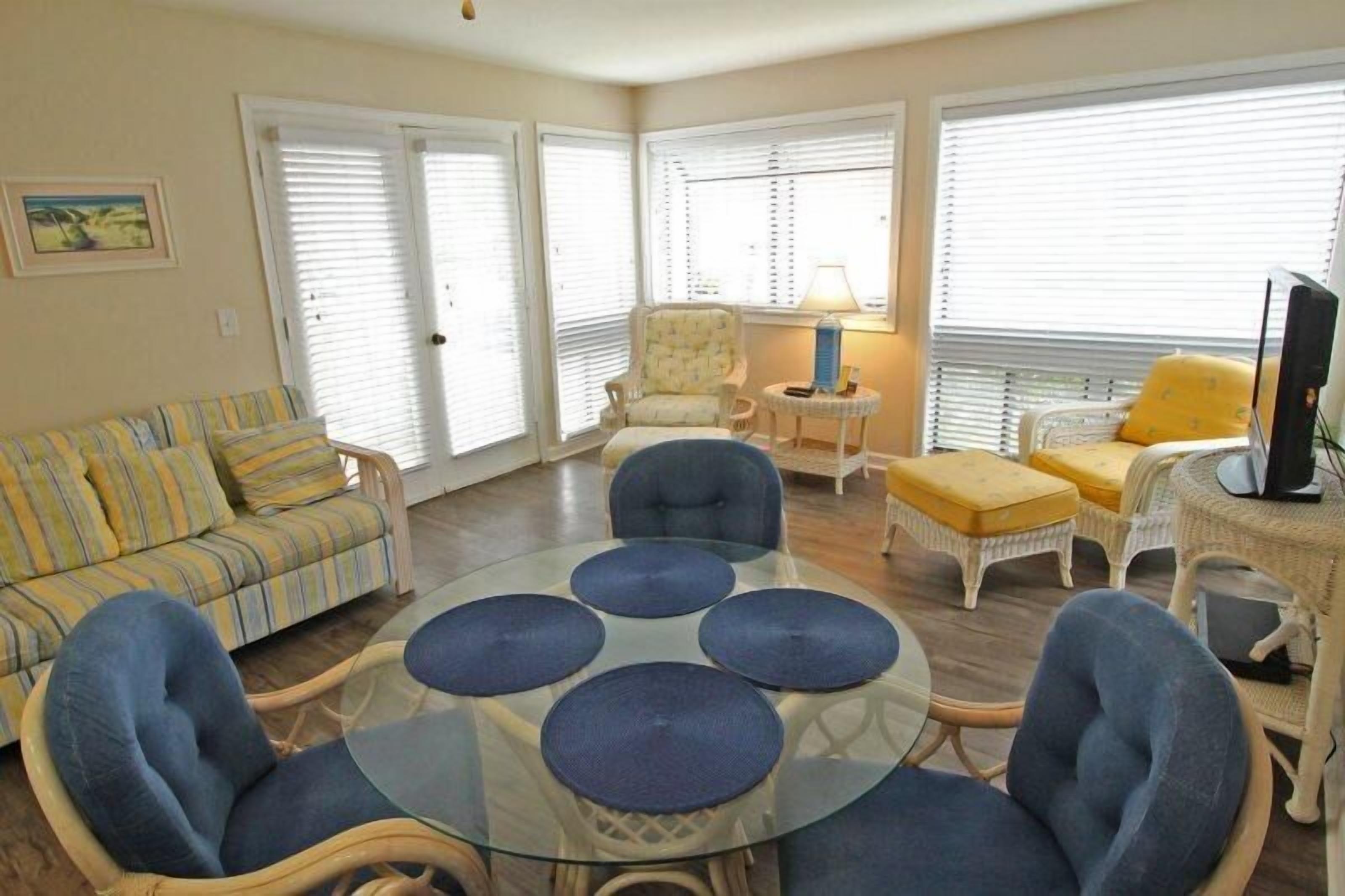 Condo, 2 quartos | Área de estar | TV