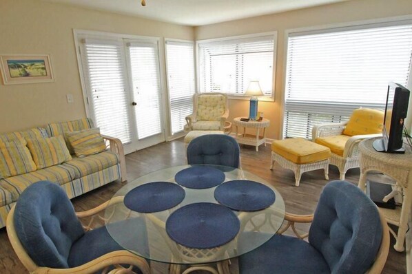 Condo, 2 Bedrooms | Living area