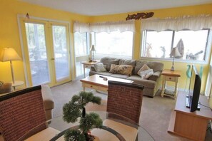 Condo, 2 Bedrooms | Living area