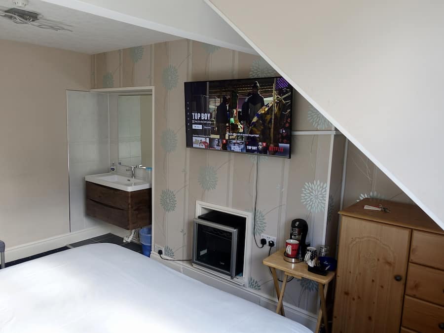 Free WiFi, bed sheets