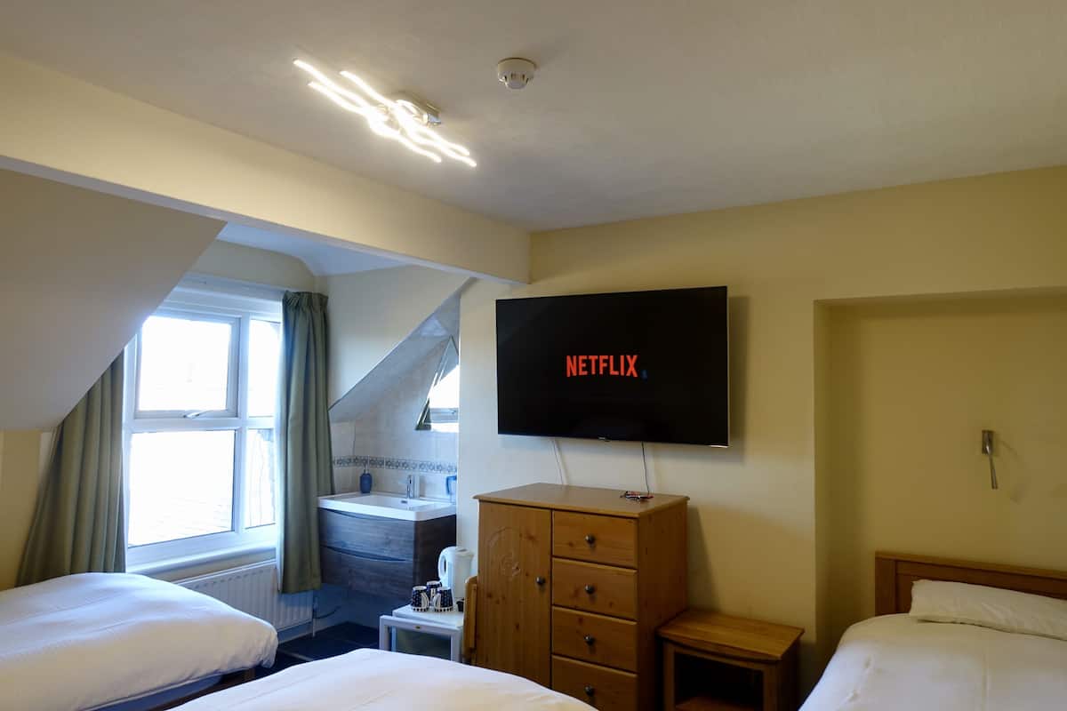 Triple Room, Shared Bathroom | WiFi (free), bed sheets