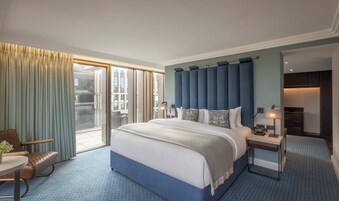 Suite ejecutiva | Ropa de cama de alta calidad, caja fuerte, decoración individual