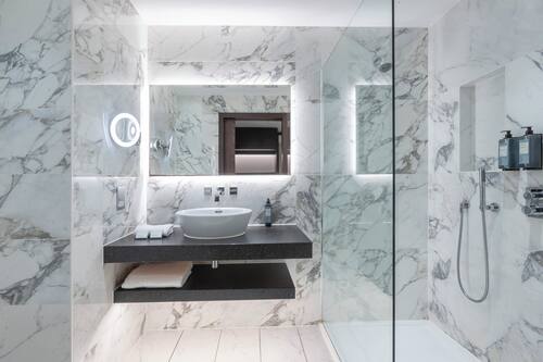 Dusche, kostenlose Toilettenartikel, Haartrockner, Handtücher