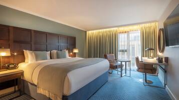 أغطية فراش متميزة وخزنة داخل الغرفة وبديكورات فريدة لكل غرفة ومكتب