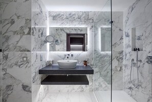 Dusche, kostenlose Toilettenartikel, Haartrockner, Handtücher