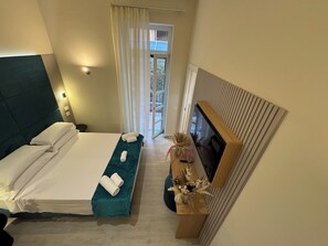 Down comforters, pillowtop beds, in-room safe, individually furnished - Spagna Ave (Rome)